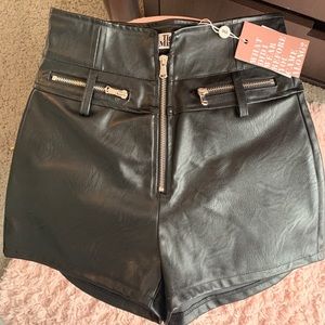 Tiger Mist Black Lennon Shorts